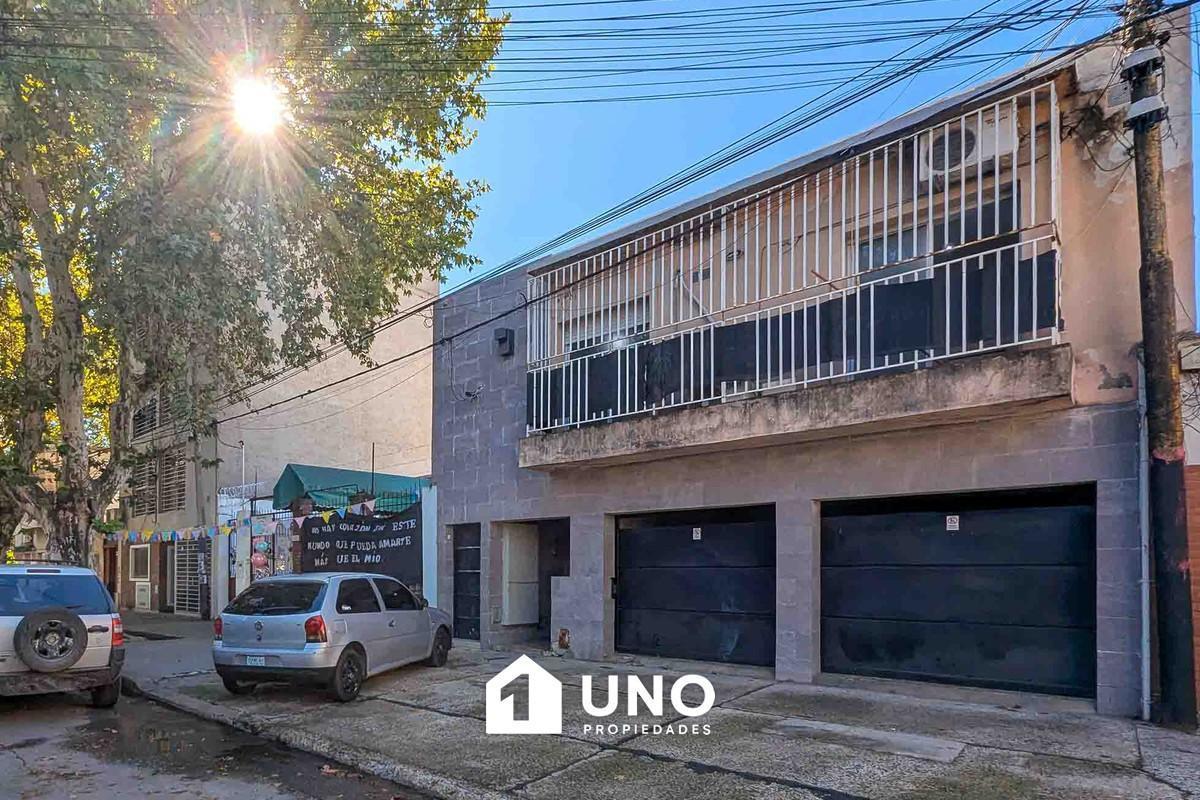 Departamento de 1 dormitorio con balcón. En planta alta, con acceso independiente. Barrio Echesortu.
