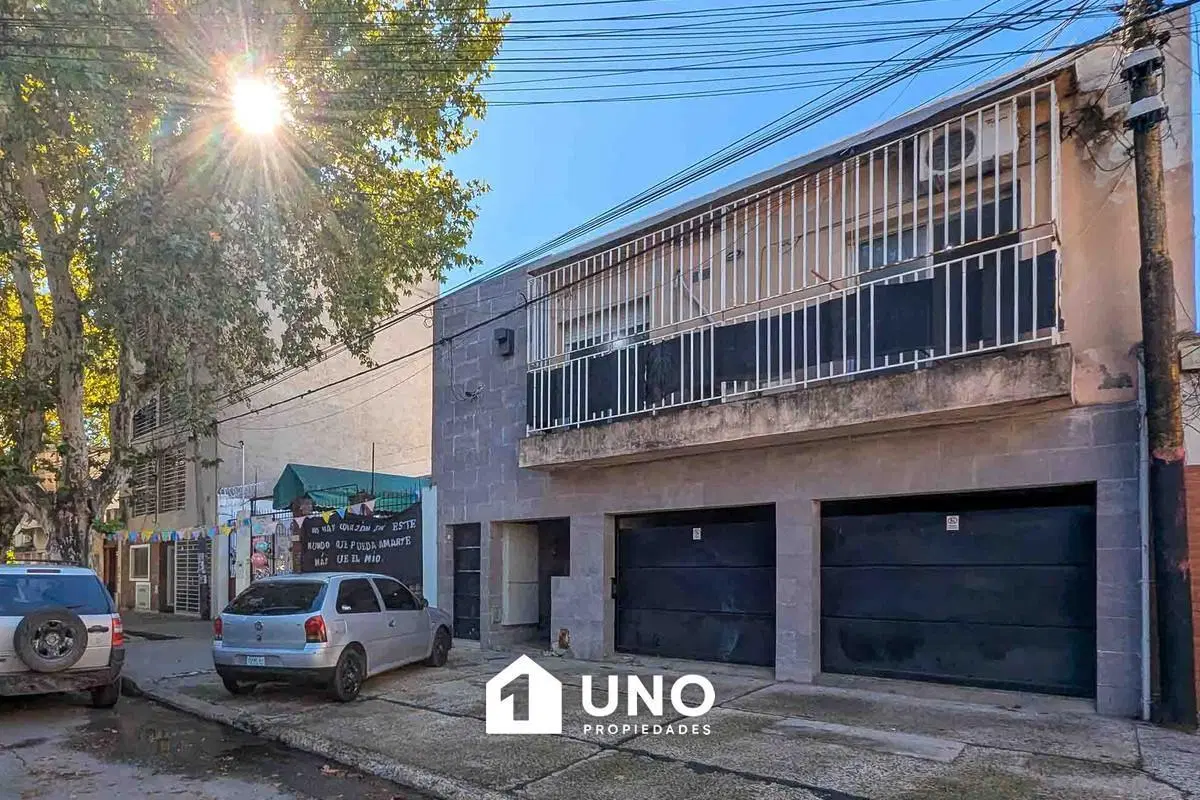 Departamento de 1 dormitorio con balcón. En planta alta, con acceso independiente. Barrio Echesortu. 3