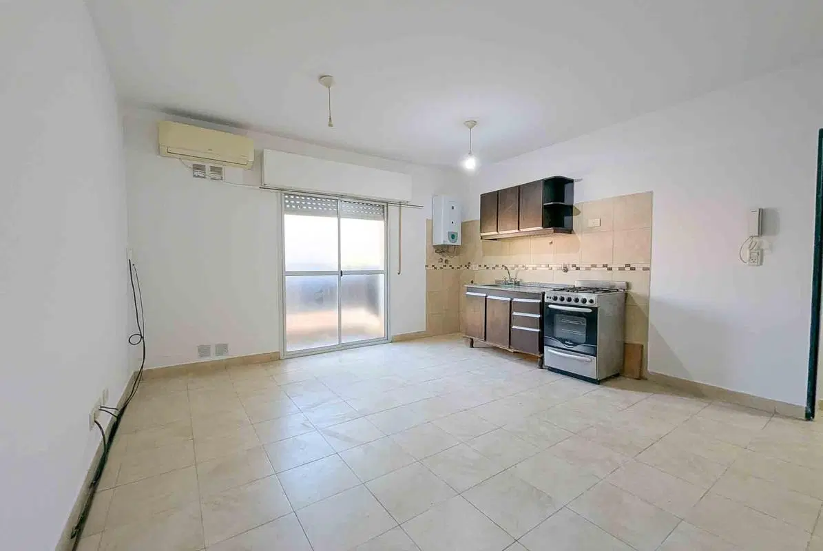 Departamento de 1 dormitorio con balcón. En planta alta, con acceso independiente. Barrio Echesortu. 1