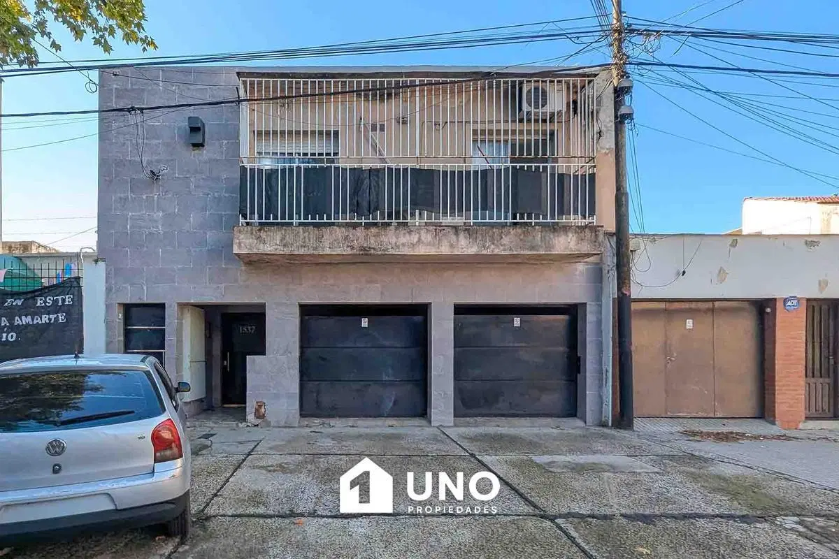 Departamento de 1 dormitorio con balcón. En planta alta, con acceso independiente. Barrio Echesortu. 5