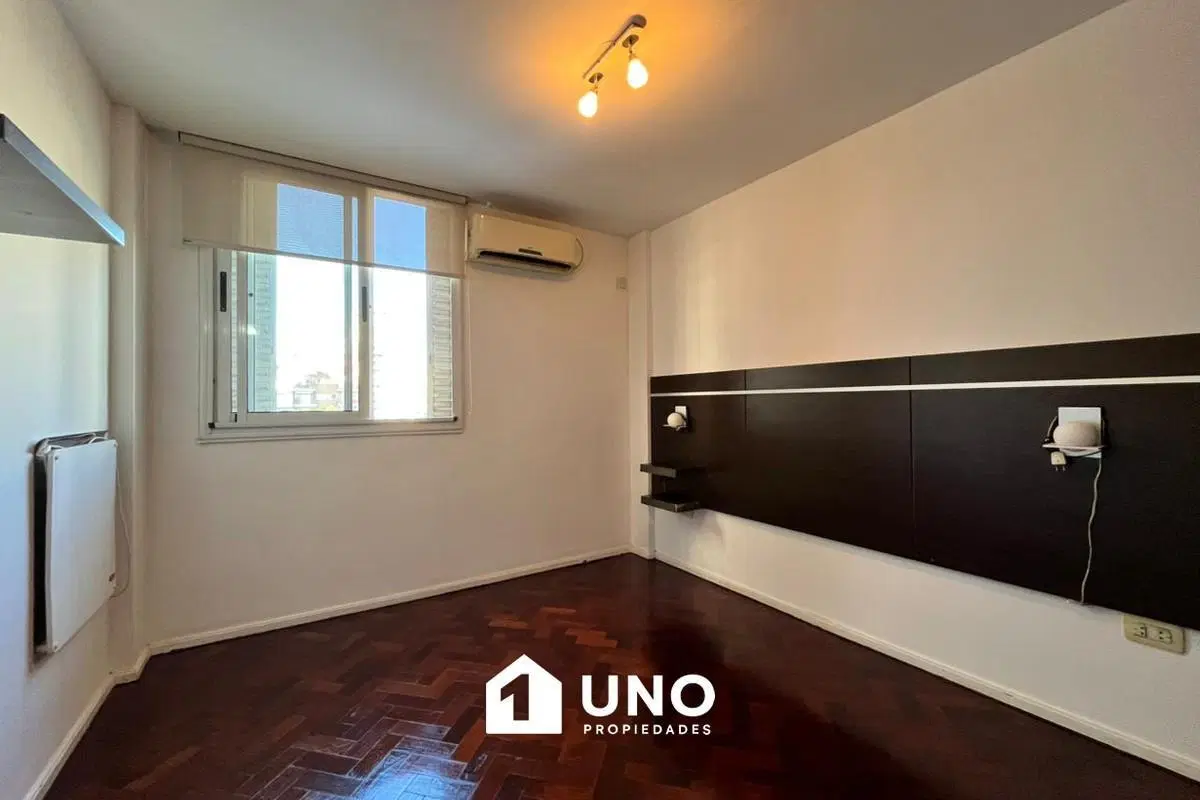 Departamento amplio de 3 dormitorios en Bv. Oroño, con aires y calefacción. Recién pintado. 2