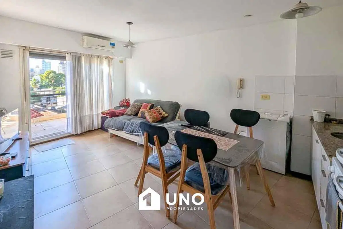 Departamento de 1 dormitorio con amplio balcón en barrio Lourdes. 2