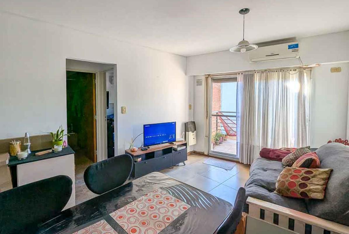 Departamento de 1 dormitorio con amplio balcón en barrio Lourdes.