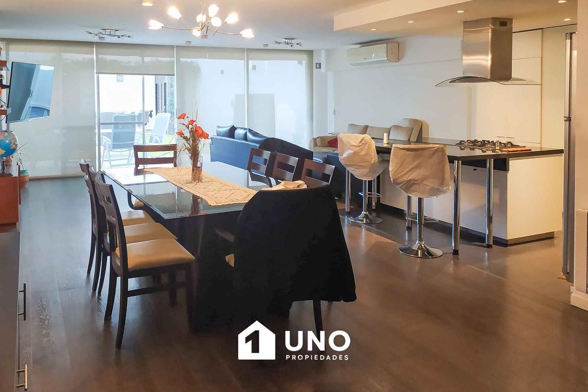 Amplio departamento de 3 dormitorios con balcón terraza y patio. 2 cocheras incluidas en el valor.