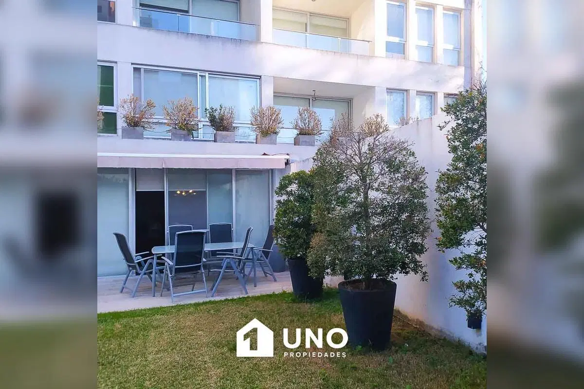 Amplio departamento de 3 dormitorios con balcón terraza y patio. 2 cocheras incluidas en el valor. 3