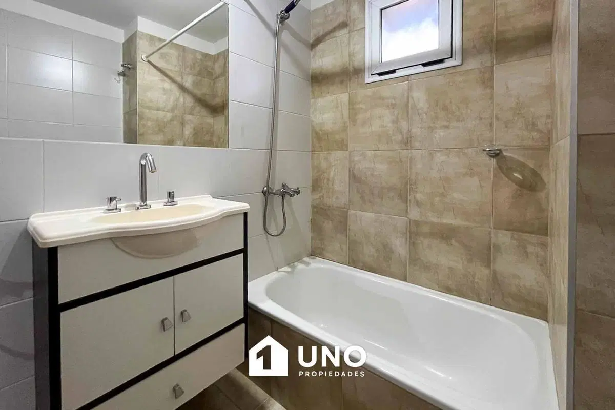 Monoambiente luminoso con balcón y amenities. 4
