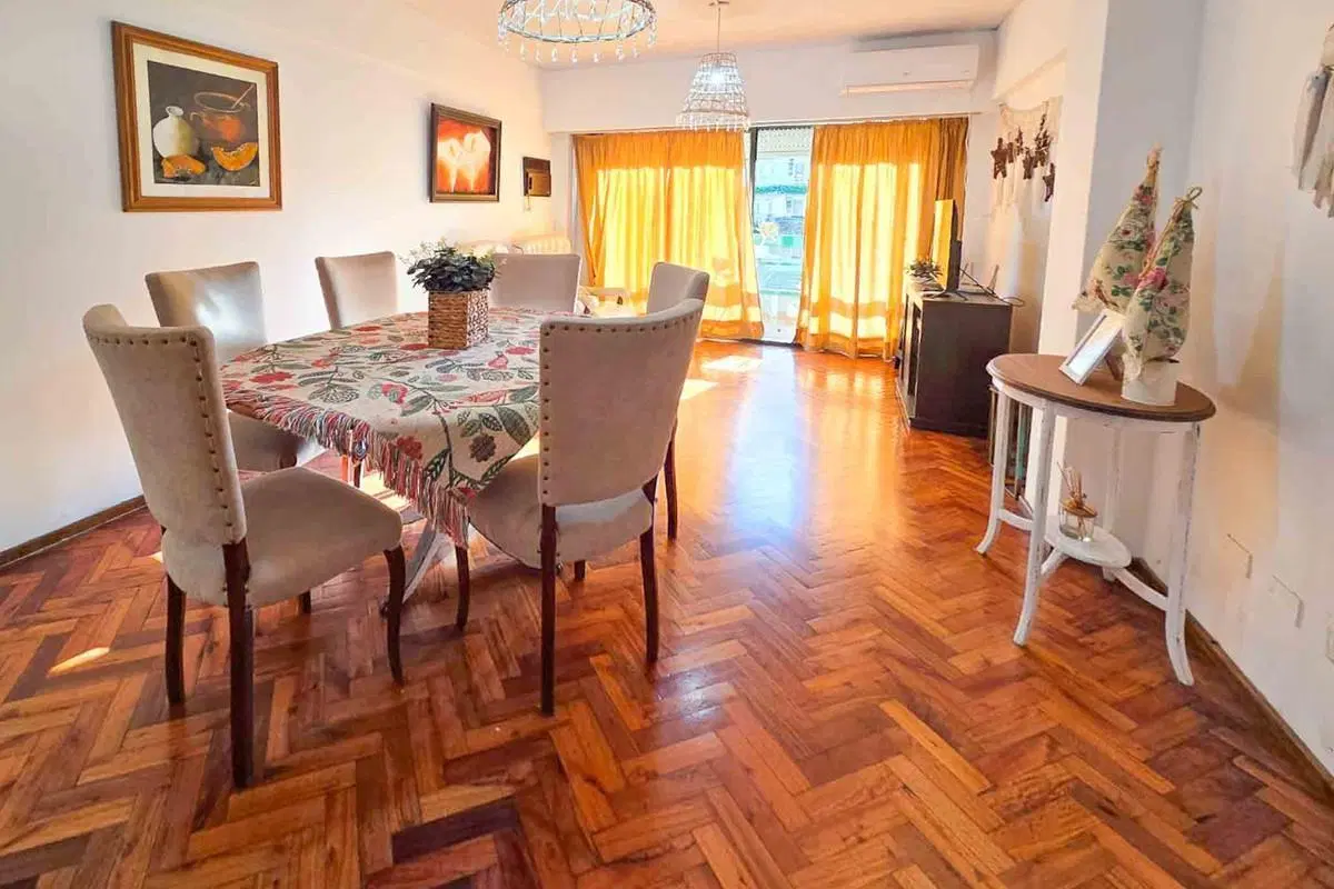 Departamento de 2 dormitorios más comodín. Con cochera incluida en el valor. 3