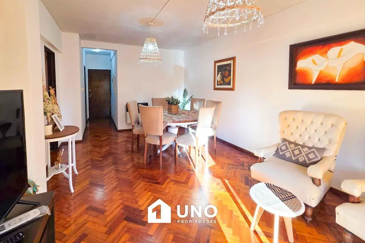 Departamento de 2 dormitorios más comodín. Con cochera incluida en el valor. 4