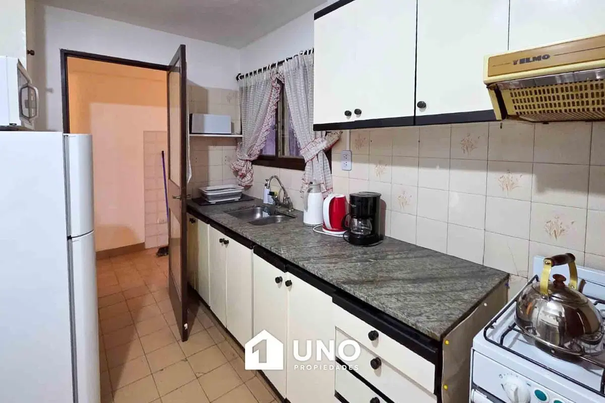 Departamento de 2 dormitorios más comodín. Con cochera incluida en el valor. 5