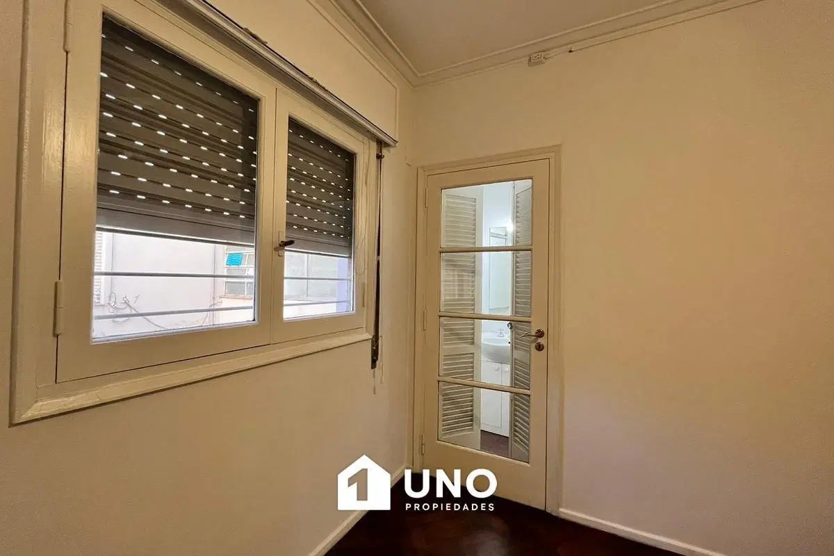 Departamento de 3 dormitorios con balcón en barrio Lourdes. 4