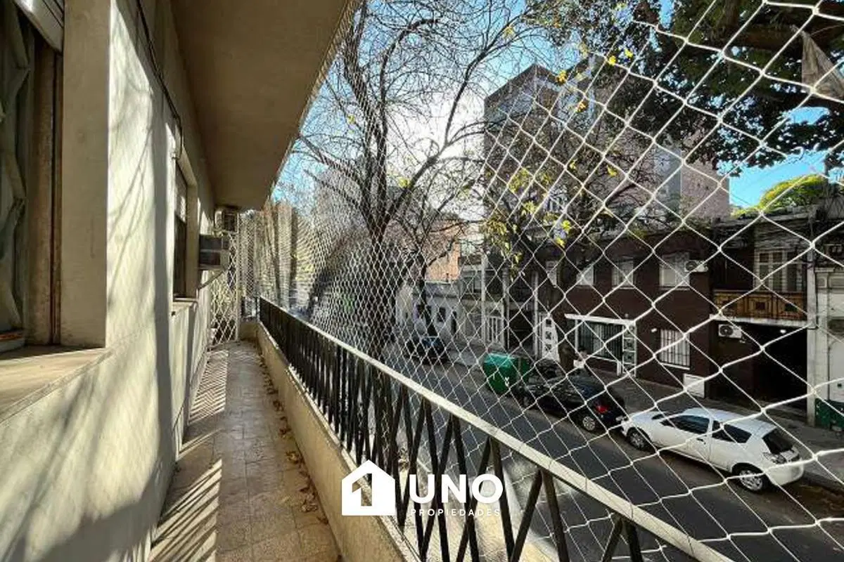 Departamento de 3 dormitorios con balcón en barrio Lourdes. 3