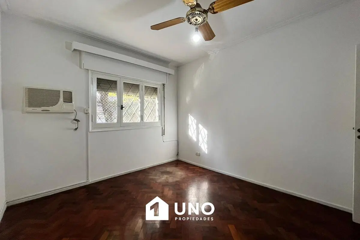 Departamento de 3 dormitorios con balcón en barrio Lourdes. 5