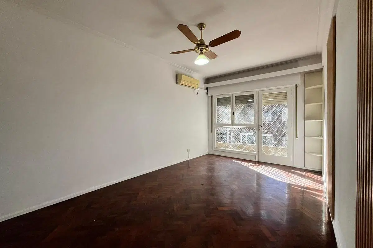 Departamento de 3 dormitorios con balcón en barrio Lourdes. 2