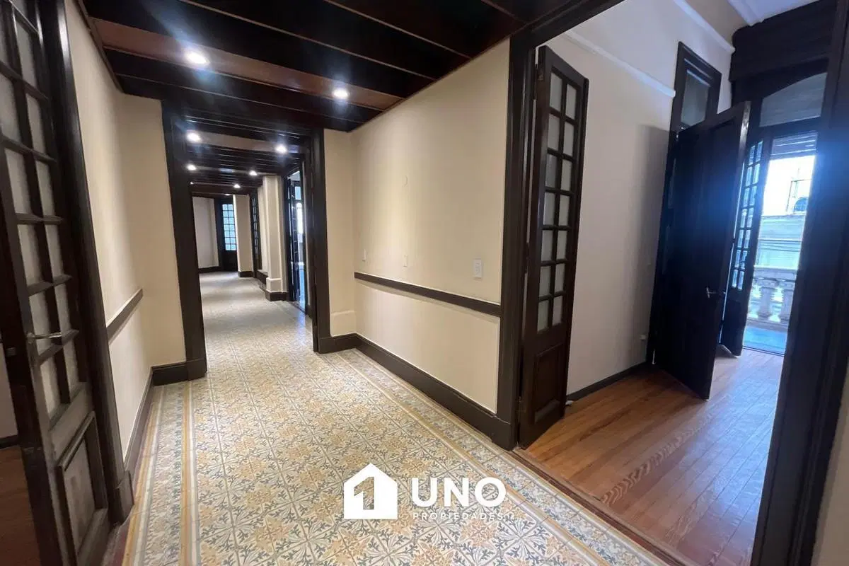 Amplio semipiso con balcones en pleno centro, ideal para oficinas, institucion o comercio. Ubicado e 1