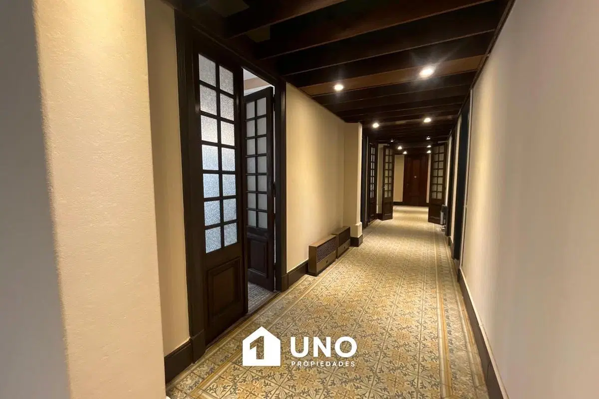 Amplio semipiso con balcones en pleno centro, ideal para oficinas, institucion o comercio. Ubicado e 2