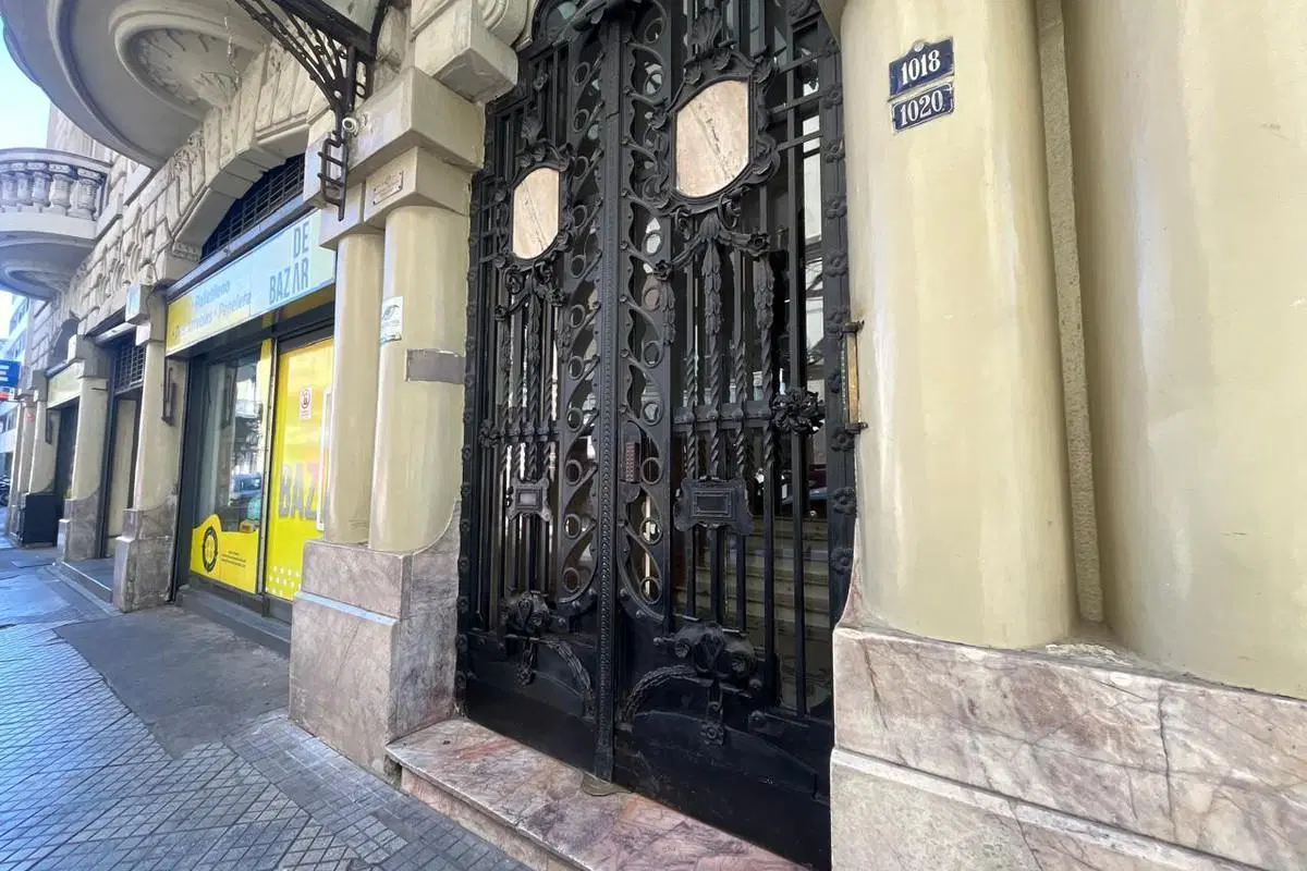 Amplio semipiso con balcones en pleno centro, ideal para oficinas, institucion o comercio. Ubicado e 5
