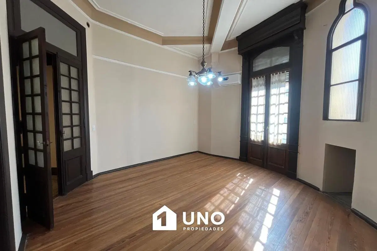Amplio semipiso con balcones en pleno centro, ideal para oficinas, institucion o comercio. Ubicado e 8