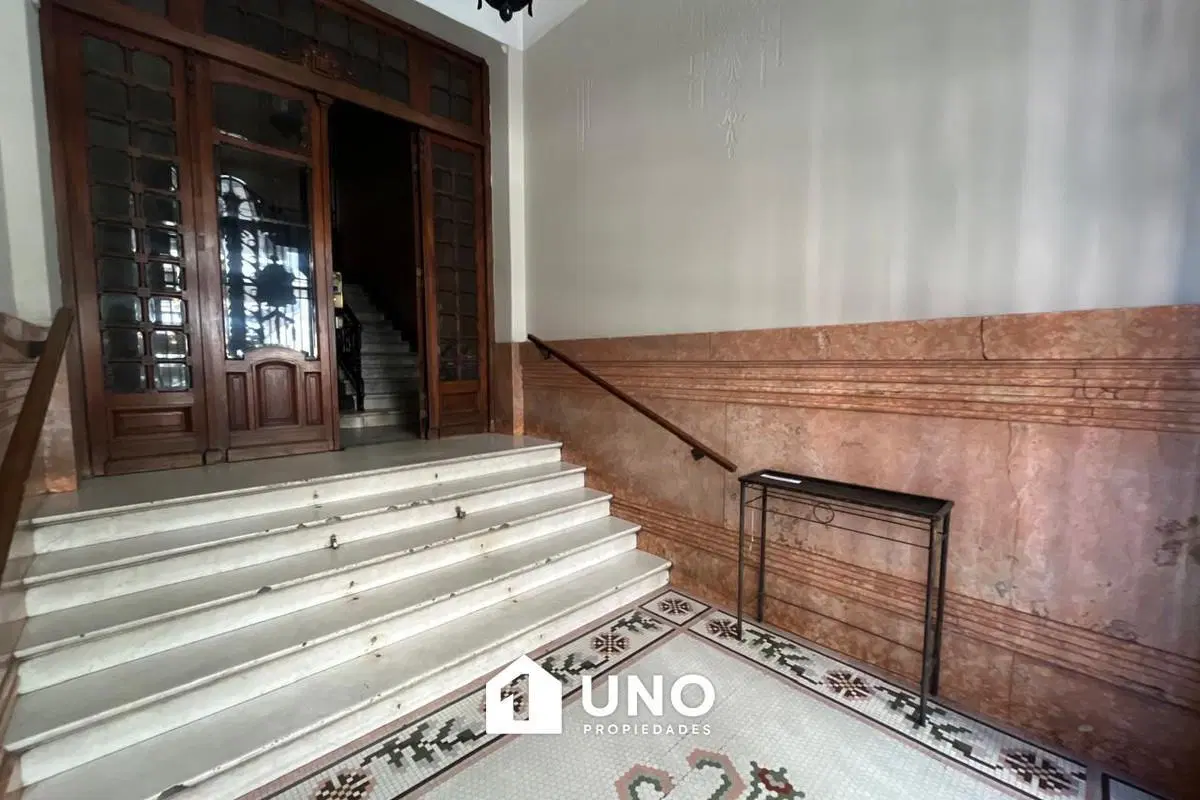 Amplio semipiso con balcones en pleno centro, ideal para oficinas, institucion o comercio. Ubicado e 3