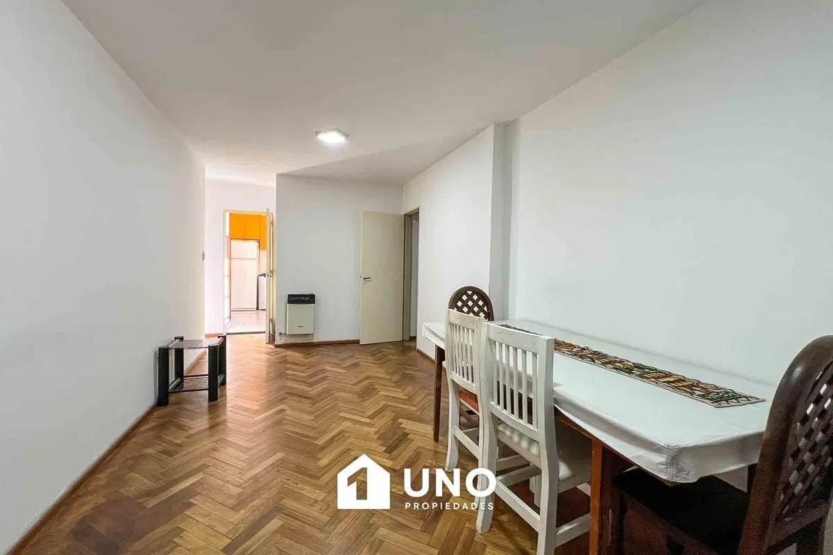 Departamento de 2 dormitorios al contrafrente, con cocina separada. 4