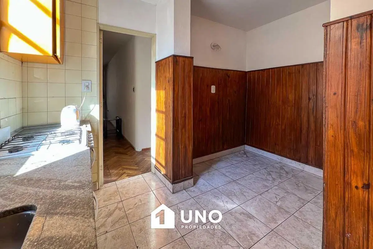 Departamento de 2 dormitorios al contrafrente, con cocina separada. 2