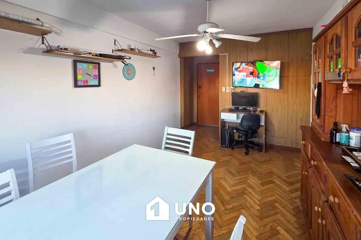 Departamento de 2 dormitorios al contrafrente. Orientado al este. 2
