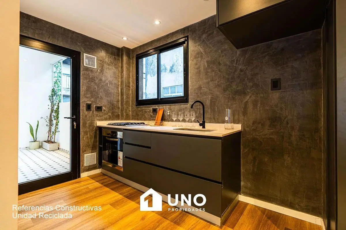Casa de pasillo reciclada en Pichincha. 3 dormitorios, patio y amenities. Entrega en marzo de 2027. 3