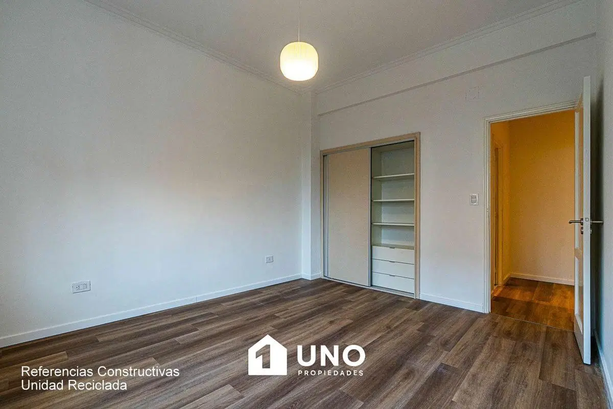 Casa de pasillo reciclada en Pichincha. 3 dormitorios, patio y amenities. Entrega en marzo de 2027. 2