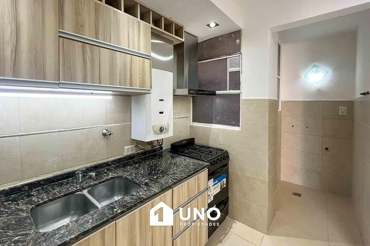 Departamento amplio de 3 dormitorios con balcón y buena iluminación. Zona río. 3