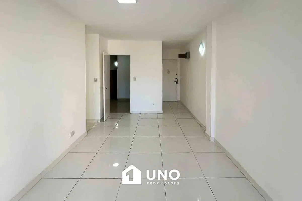 Departamento amplio de 3 dormitorios con balcón y buena iluminación. Zona río. 5