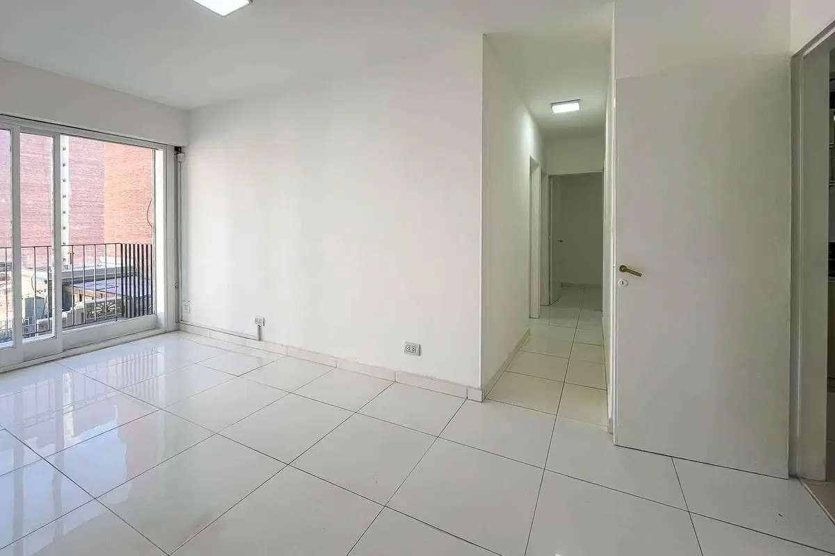 Departamento amplio de 3 dormitorios con balcón y buena iluminación. Zona río. 4