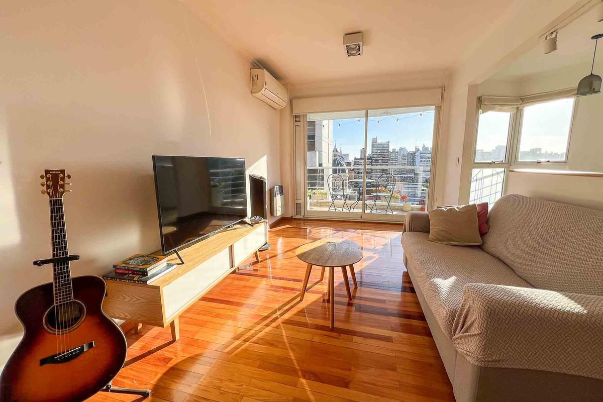 Semipiso de 2 dormitorios con balcón terraza y amplio estar, próximo a Av. Pellegrini.