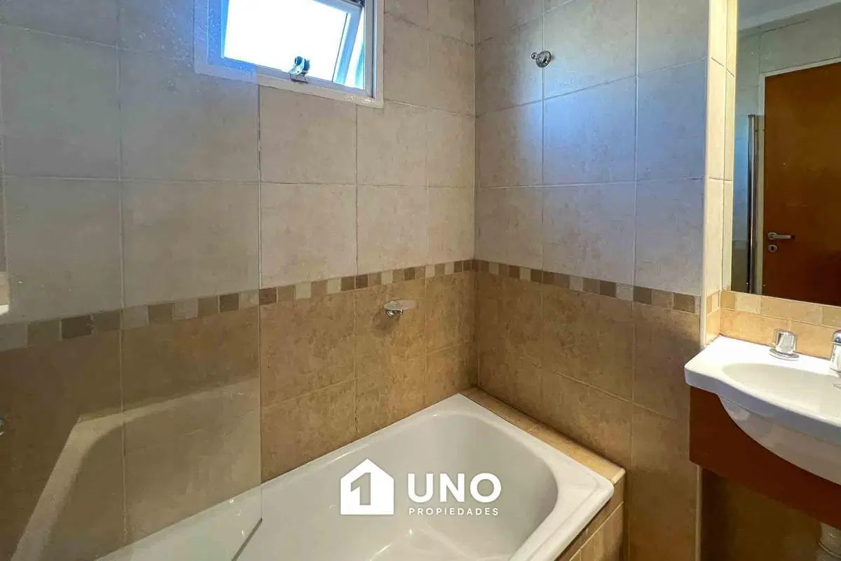 Semipiso de 2 dormitorios con balcón terraza y amplio estar, próximo a Av. Pellegrini. 8