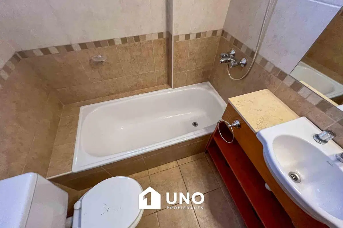 Semipiso de 2 dormitorios con balcón terraza y amplio estar, próximo a Av. Pellegrini. 2