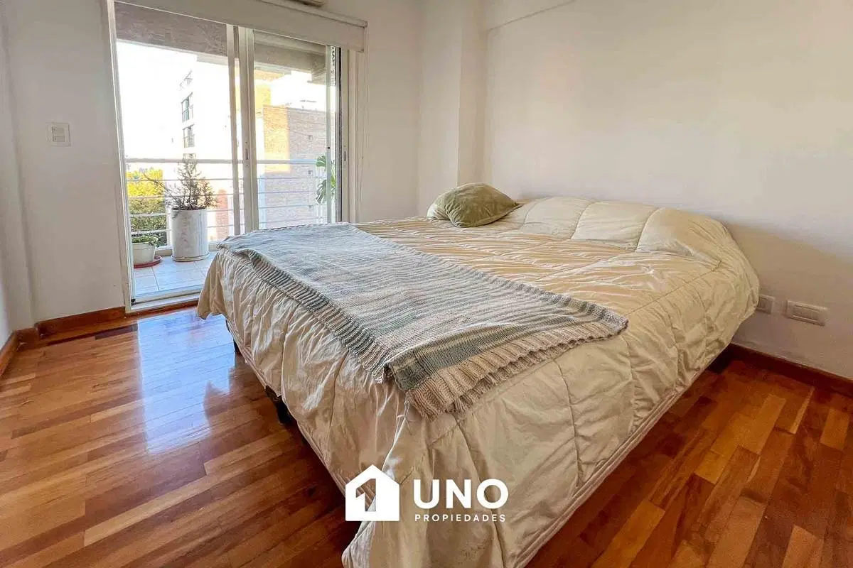 Semipiso de 2 dormitorios con balcón terraza y amplio estar, próximo a Av. Pellegrini. 5