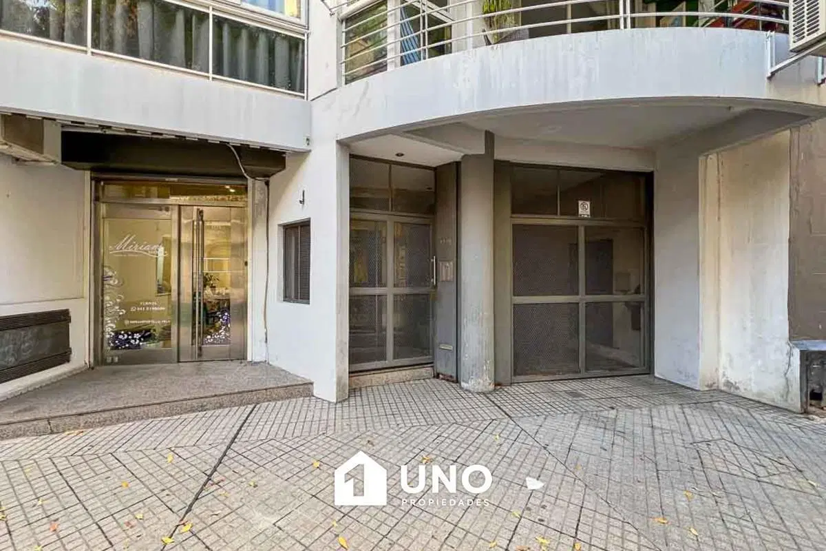 Semipiso de 2 dormitorios con balcón terraza y amplio estar, próximo a Av. Pellegrini. 3