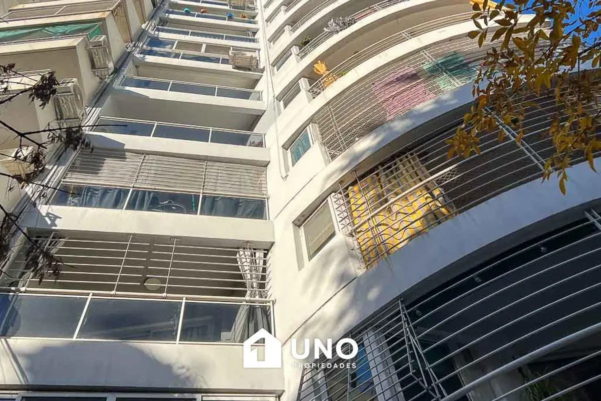 Semipiso de 2 dormitorios con balcón terraza y amplio estar, próximo a Av. Pellegrini. 4