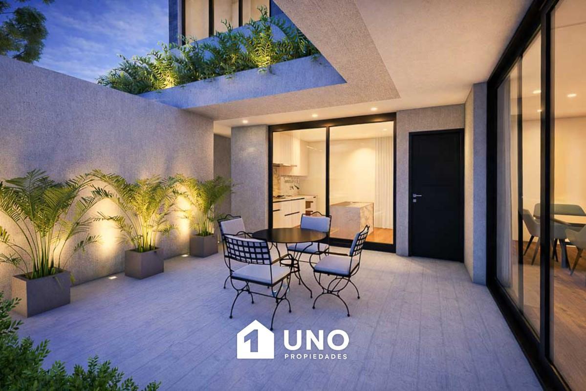 Casa de pasillo de 3 dormitorios con terraza y patio exclusivo.