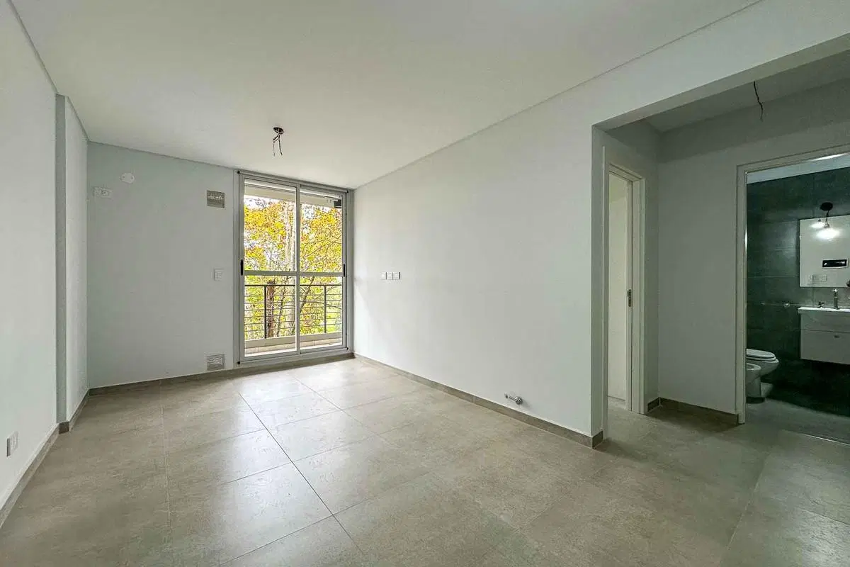 Departamento de 1 dormitorio con balcón al frente y amenities. 2