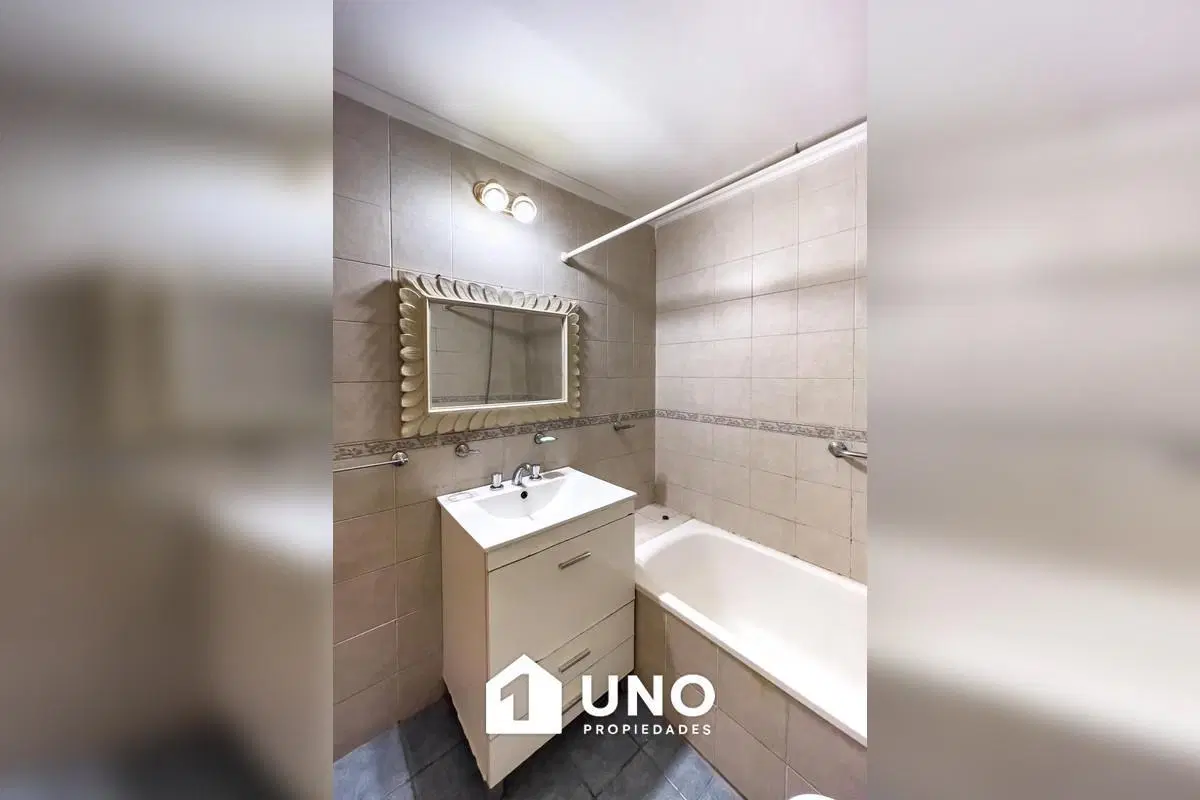 Departamento de 2 dormitorios con balcón y cocina semi separada. 2