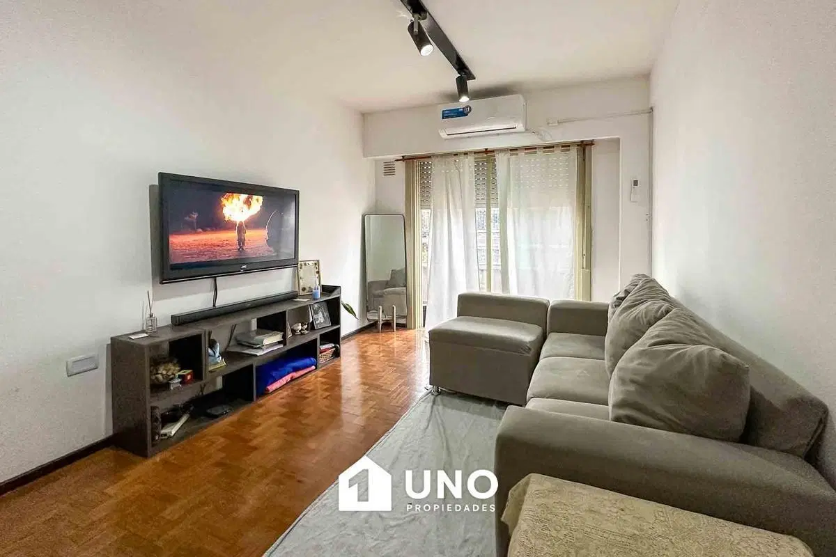 Departamento de 2 dormitorios, con balcón y cocina separada. Alquilado hasta septiembre 2026. 3