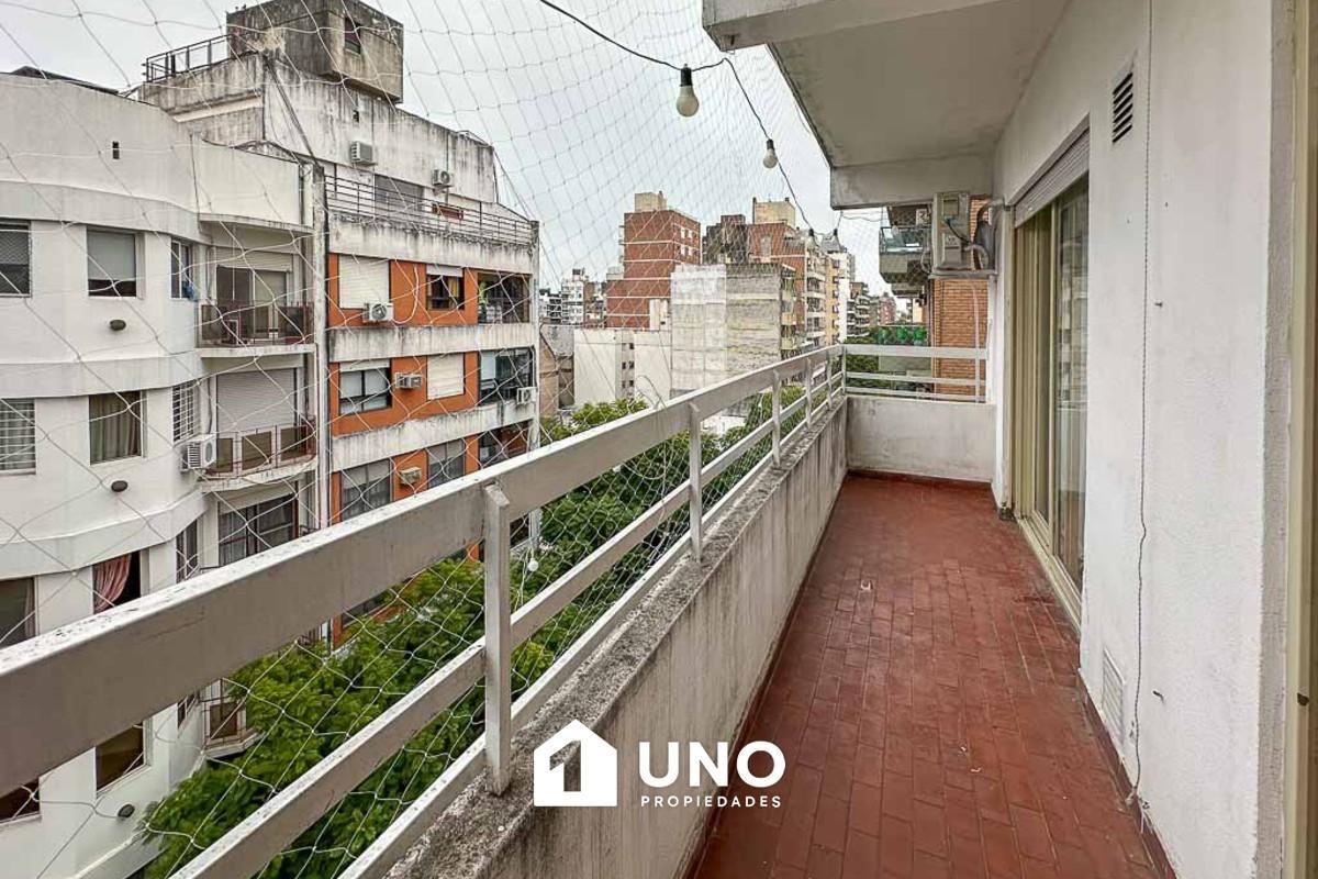 Departamento de 2 dormitorios, con balcón y cocina separada. Alquilado hasta septiembre 2026.