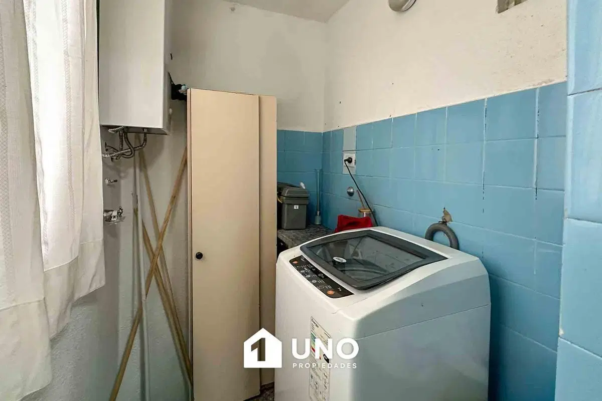Departamento de 2 dormitorios, con balcón y cocina separada. Alquilado hasta septiembre 2026. 5