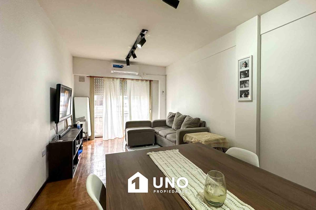 Departamento de 2 dormitorios, con balcón y cocina separada. Alquilado hasta septiembre 2026.