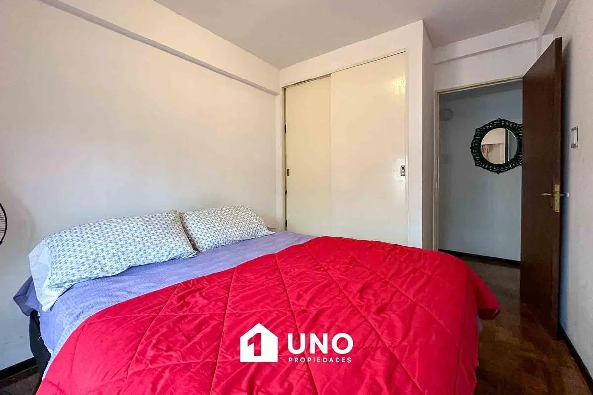 Departamento de 2 dormitorios, con balcón y cocina separada. Alquilado hasta septiembre 2026. 2