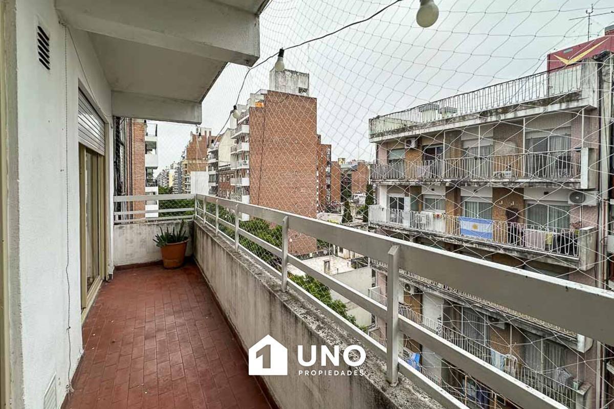 Departamento de 2 dormitorios, con balcón y cocina separada. Alquilado hasta septiembre 2026.