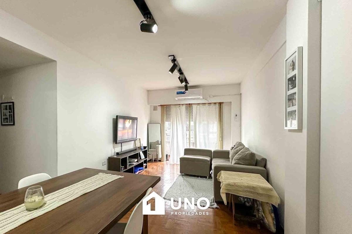 Departamento de 2 dormitorios, con balcón y cocina separada. Alquilado hasta septiembre 2026.