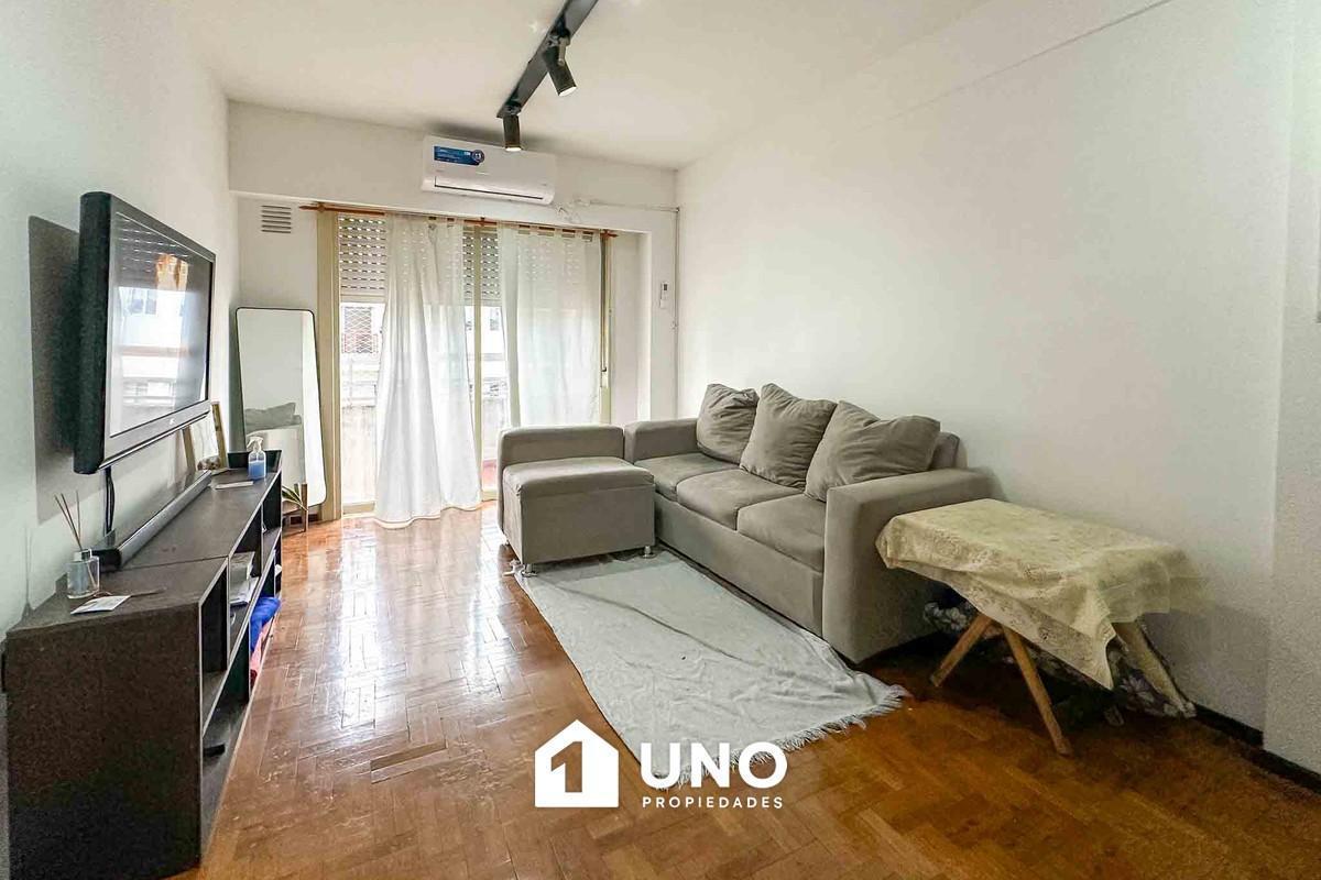 Departamento de 2 dormitorios, con balcón y cocina separada. Alquilado hasta septiembre 2026.