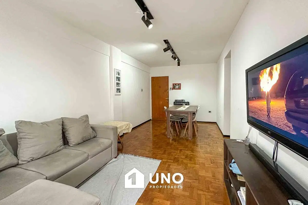Departamento de 2 dormitorios, con balcón y cocina separada. Alquilado hasta septiembre 2026. 4