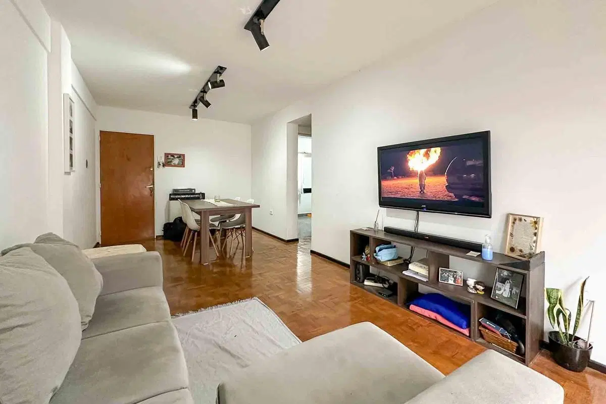 Departamento de 2 dormitorios, con balcón y cocina separada. Alquilado hasta septiembre 2026. 1