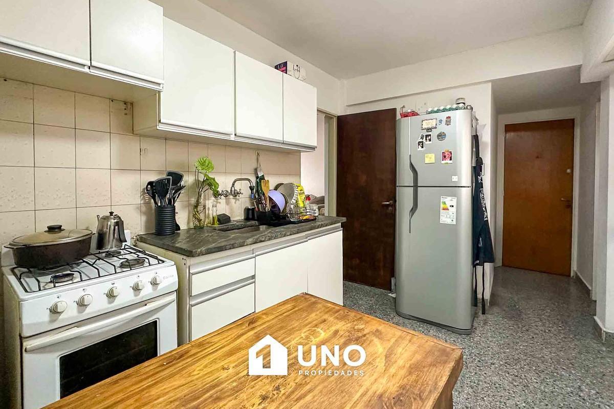 Departamento de 2 dormitorios, con balcón y cocina separada. Alquilado hasta septiembre 2026.